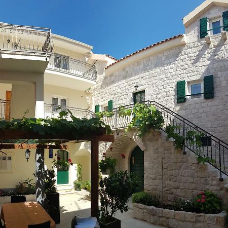 Apartments Dvor - Ap1, Ap2, Ap3 Baška Voda Esterno foto