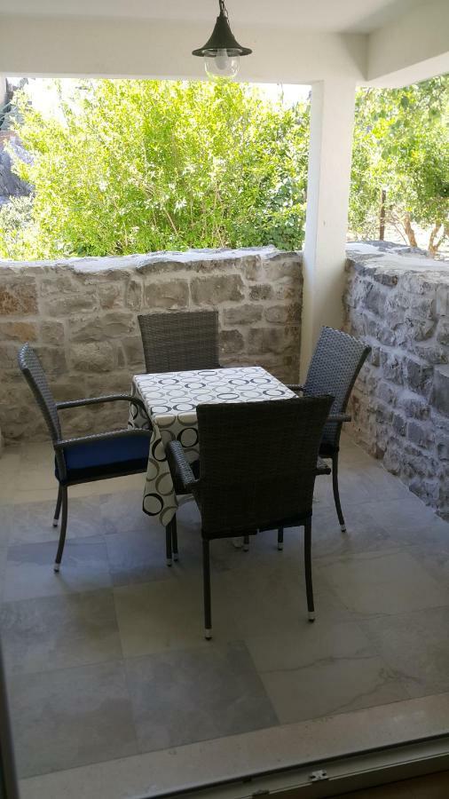 Apartments Dvor - Ap1, Ap2, Ap3 Baška Voda Esterno foto