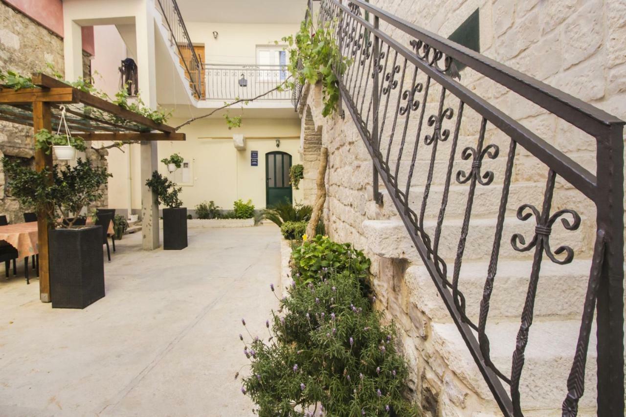 Apartments Dvor - Ap1, Ap2, Ap3 Baška Voda Esterno foto