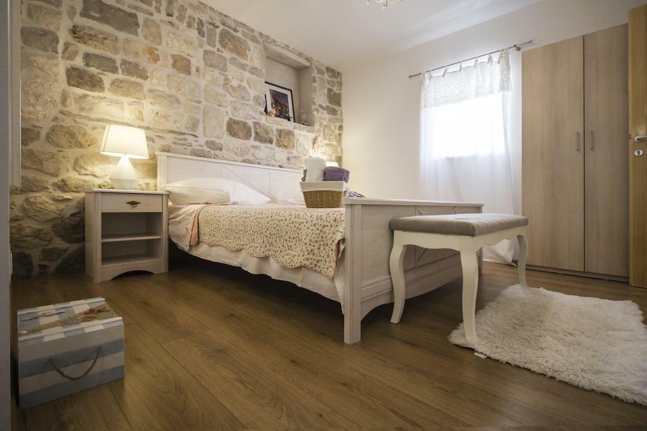 Apartments Dvor - Ap1, Ap2, Ap3 Baška Voda Esterno foto