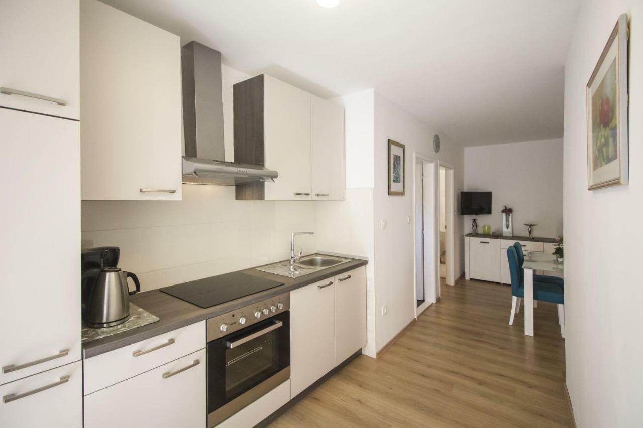 Apartments Dvor - Ap1, Ap2, Ap3 Baška Voda Esterno foto