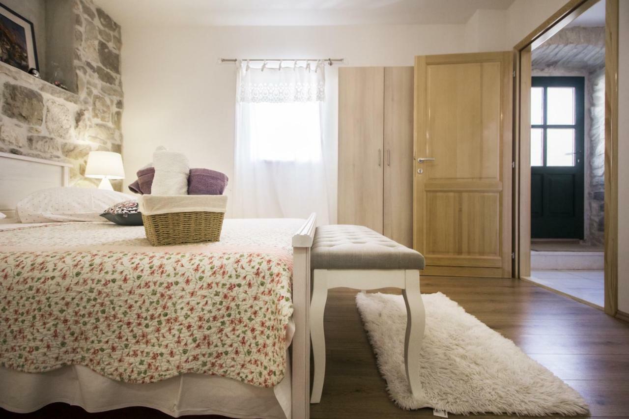 Apartments Dvor - Ap1, Ap2, Ap3 Baška Voda Esterno foto