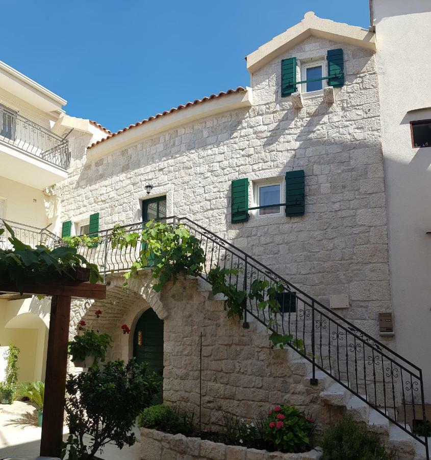Apartments Dvor - Ap1, Ap2, Ap3 Baška Voda Esterno foto