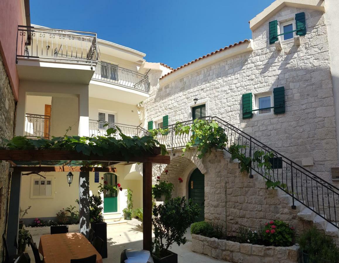 Apartments Dvor - Ap1, Ap2, Ap3 Baška Voda Esterno foto